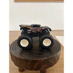 Dragons Breath Hot Wheels Monster Jam Monster Truck 1:64 Diecast